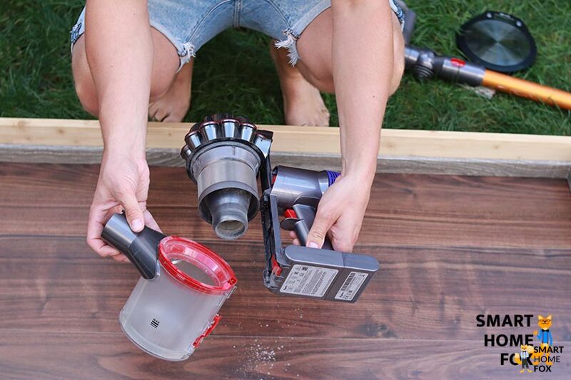 Nettoyage du bac à poussière Dyson V8